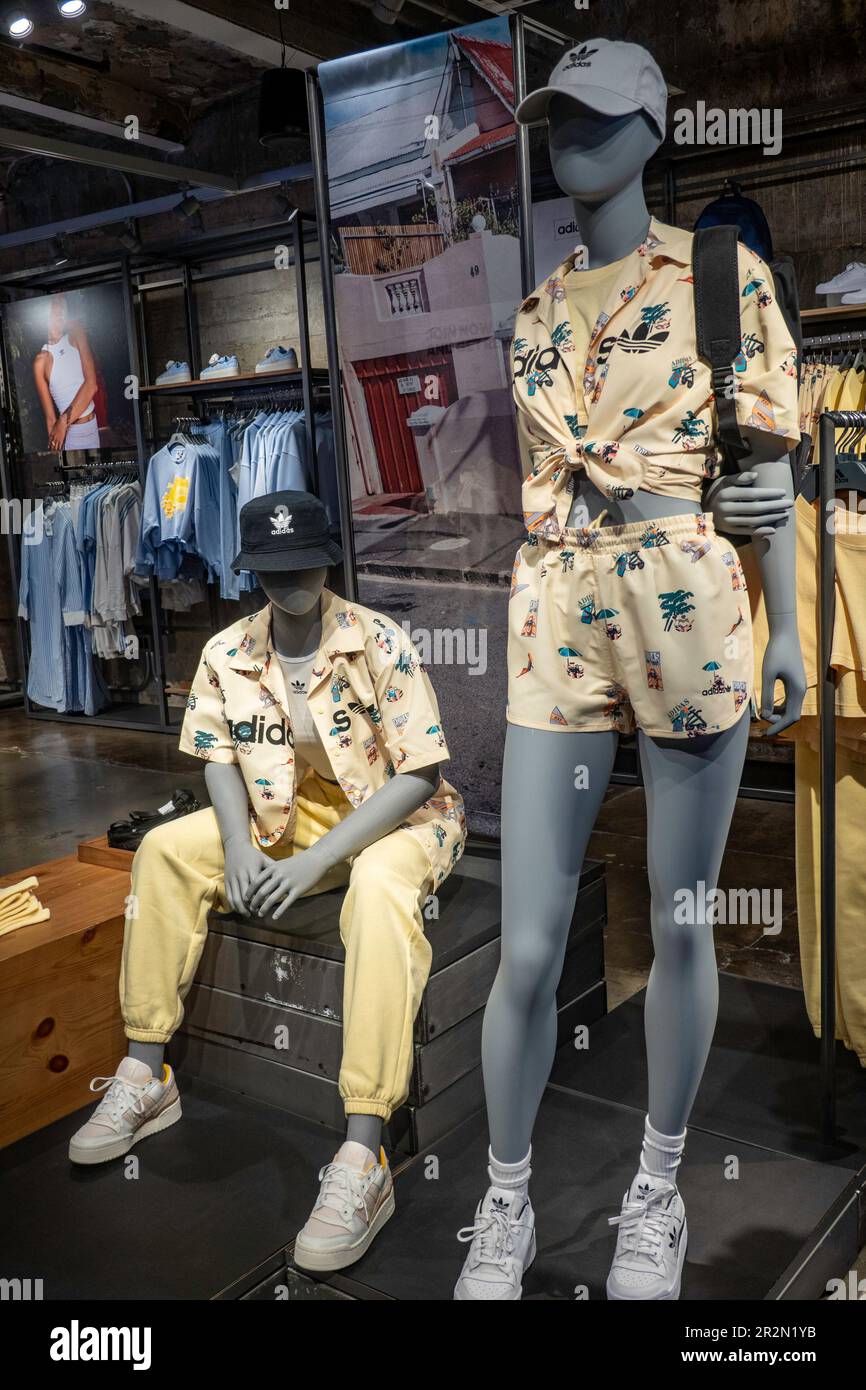 Il flagship storefront Adidas si trova al numero 565 della Fifth Avenue a New York City, USA 2023 Foto Stock