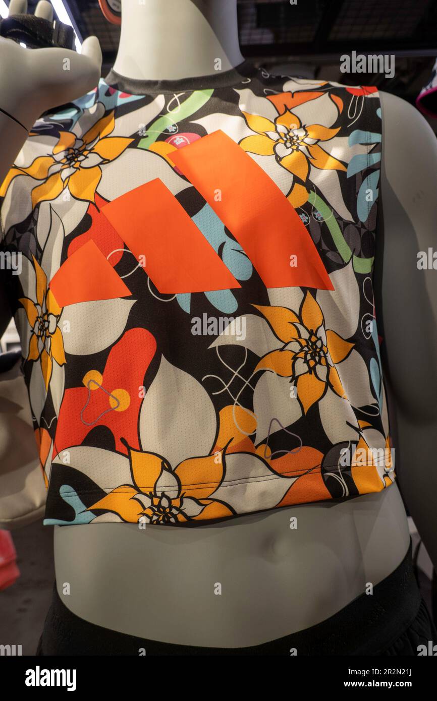 Il flagship storefront Adidas si trova al numero 565 della Fifth Avenue a New York City, USA 2023 Foto Stock