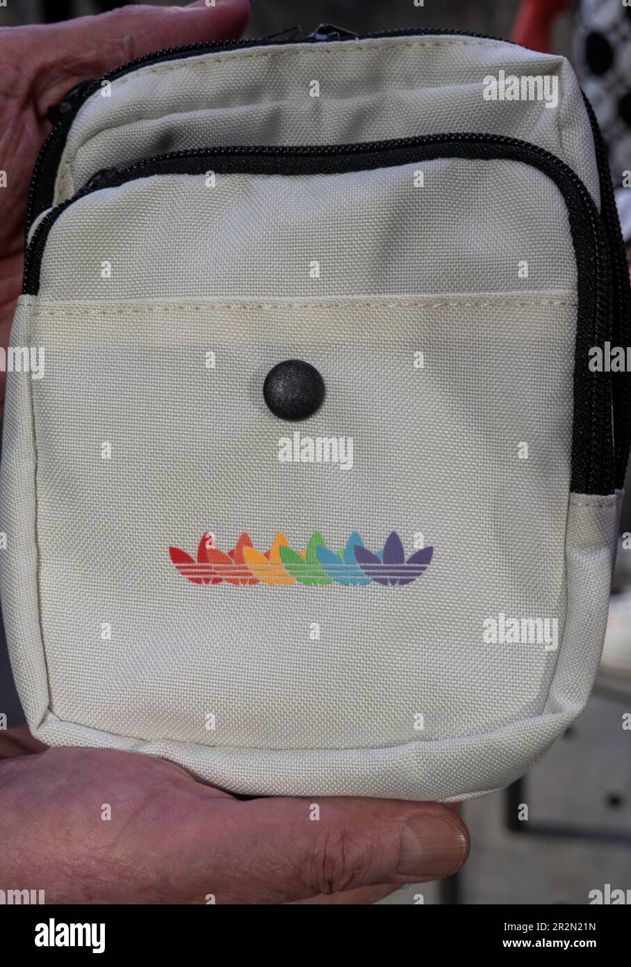 Il flagship storefront Adidas si trova al numero 565 della Fifth Avenue a New York City, USA 2023 Foto Stock