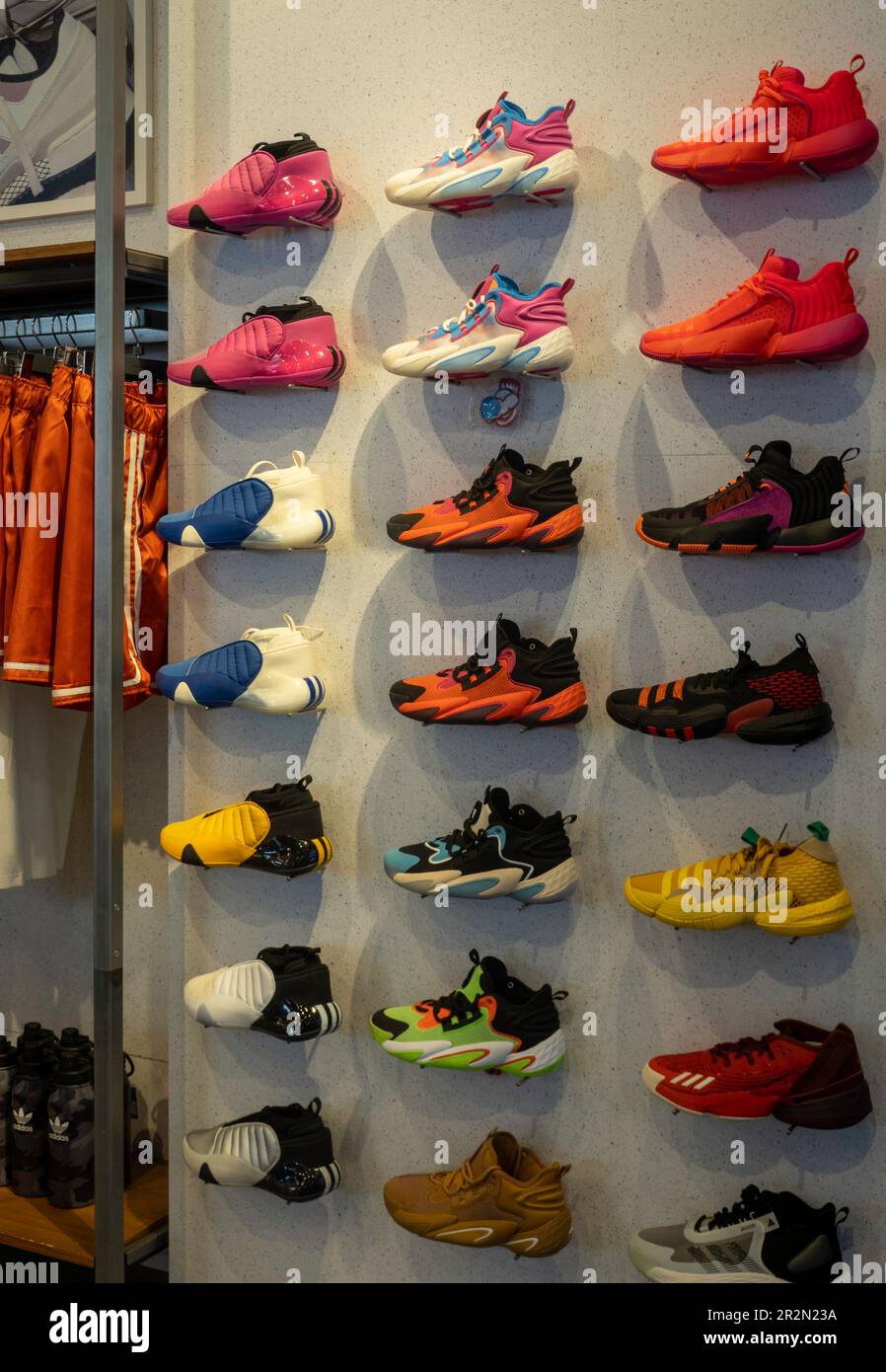 Negozio adidas scarpe in vendita immagini e fotografie stock ad