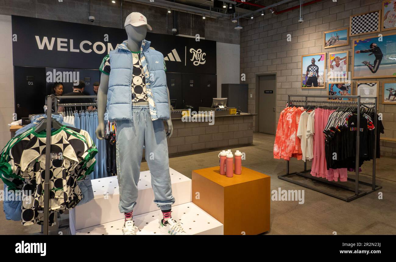Il flagship storefront Adidas si trova al numero 565 della Fifth Avenue a New York City, USA 2023 Foto Stock
