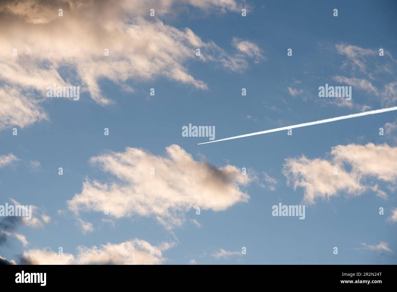 un bel cielo al tramonto con nuvole ed un aereo che viaggia Foto Stock