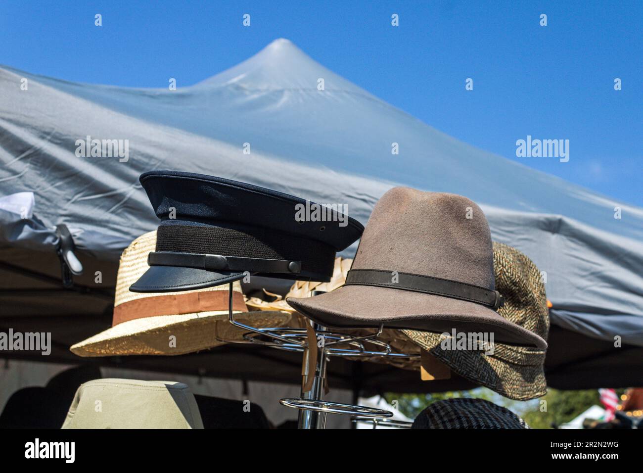 Cappelli in vendita. Haworth 1940's Weekend 2023. Foto Stock
