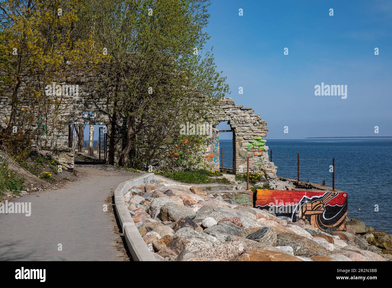 La Fortezza del Mare di Patarei, più tardi una prigione centrale, un muro di pietra in una soleggiata giornata primaverile sul lungomare di Tallinn, Estonia Foto Stock