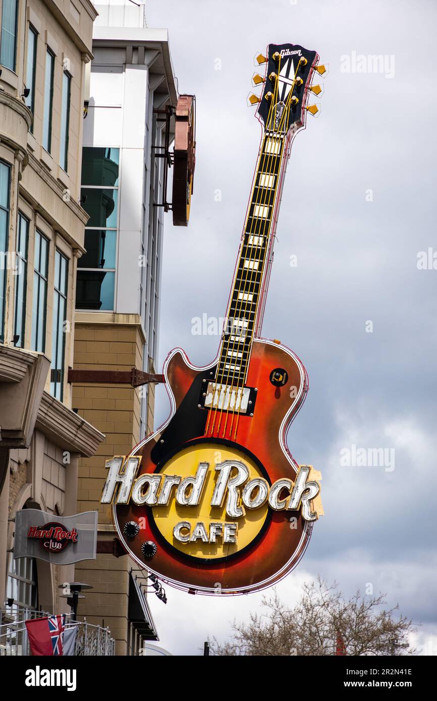 Hard Rock Cafe Giant Gibson chitarra elettrica Neon segno fuori a Niagara Falls Ontario Canada Foto Stock
