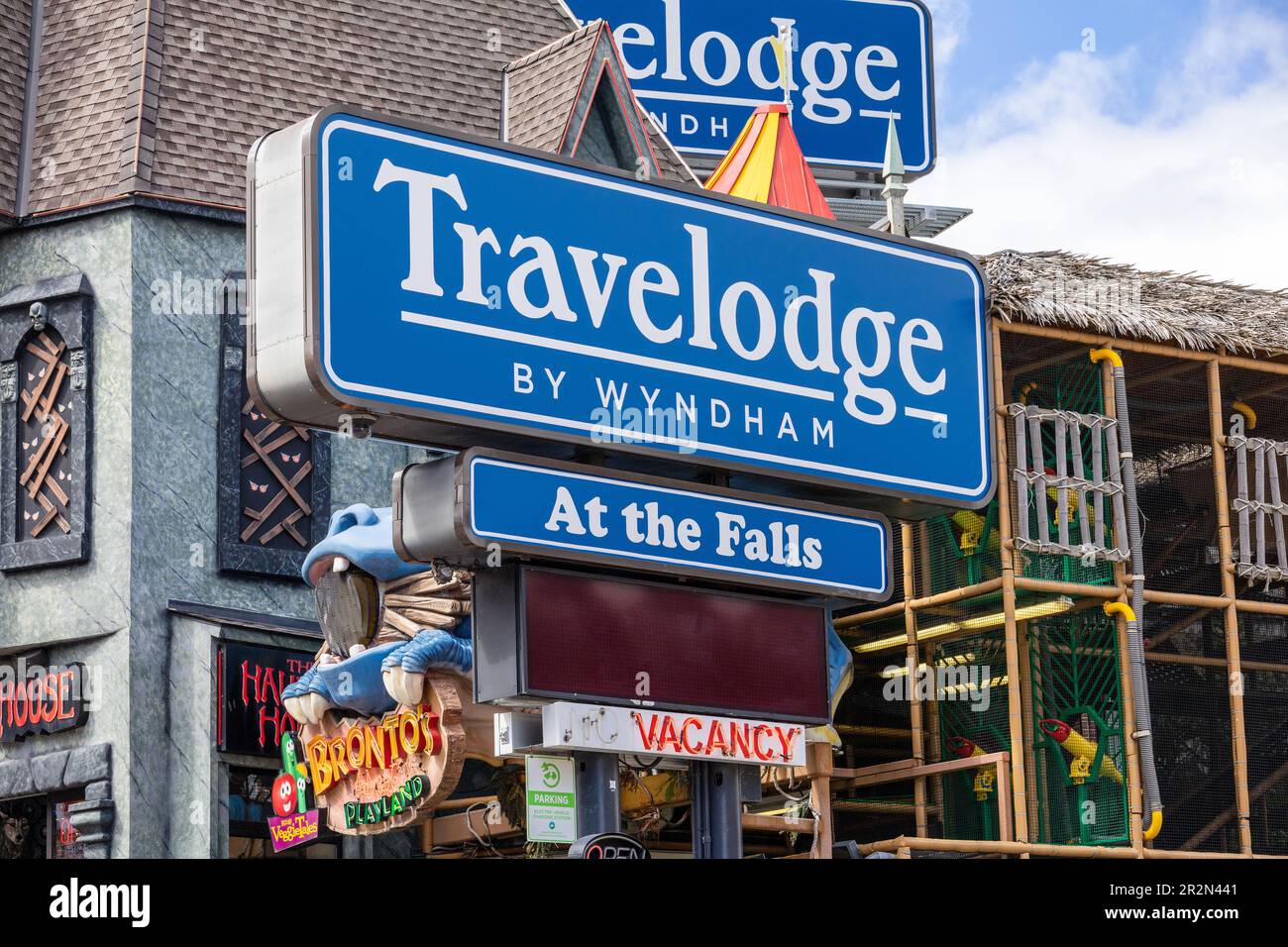 Travelodge by Wyndham Hotel Sign Clifton Hill Niagara Falls Ontario Canada catena alberghiera turistica economica Foto Stock