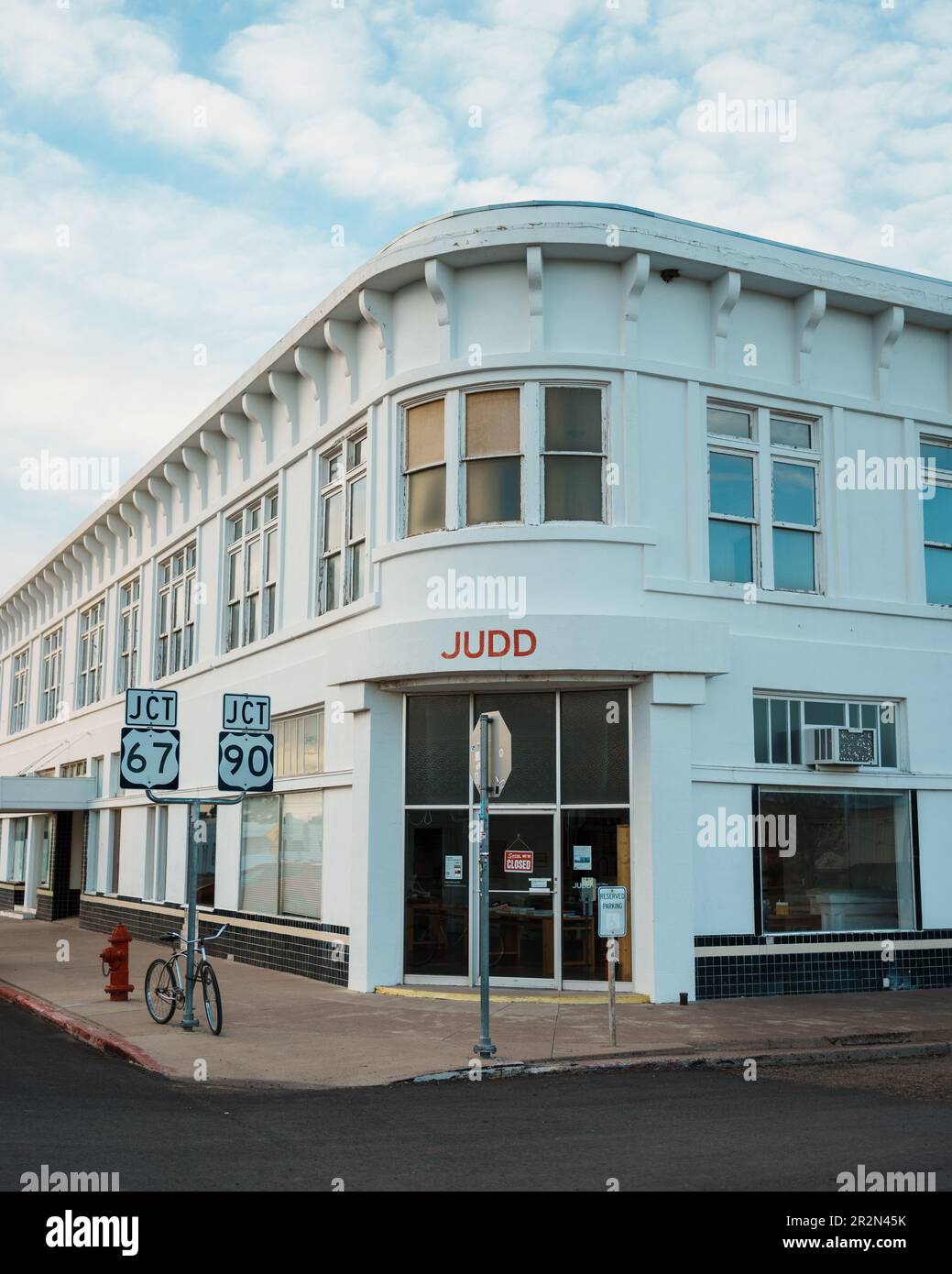 Edificio con cartello 'Judd', Marfa, Texas Foto Stock