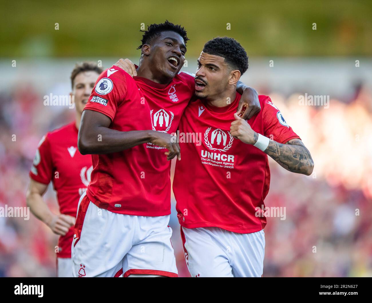 Taiwo Awoniyi della Foresta di Nottingham celebra il suo obiettivo con Morgan Gibbs-White della Foresta di Nottingham durante la partita della Premier League tra la Foresta di Nottingham e l'Arsenal presso il City Ground il 20 maggio 2023 a Nottingham, Regno Unito (Foto di Ritchie Sumpter/Alamy Live News) Foto Stock