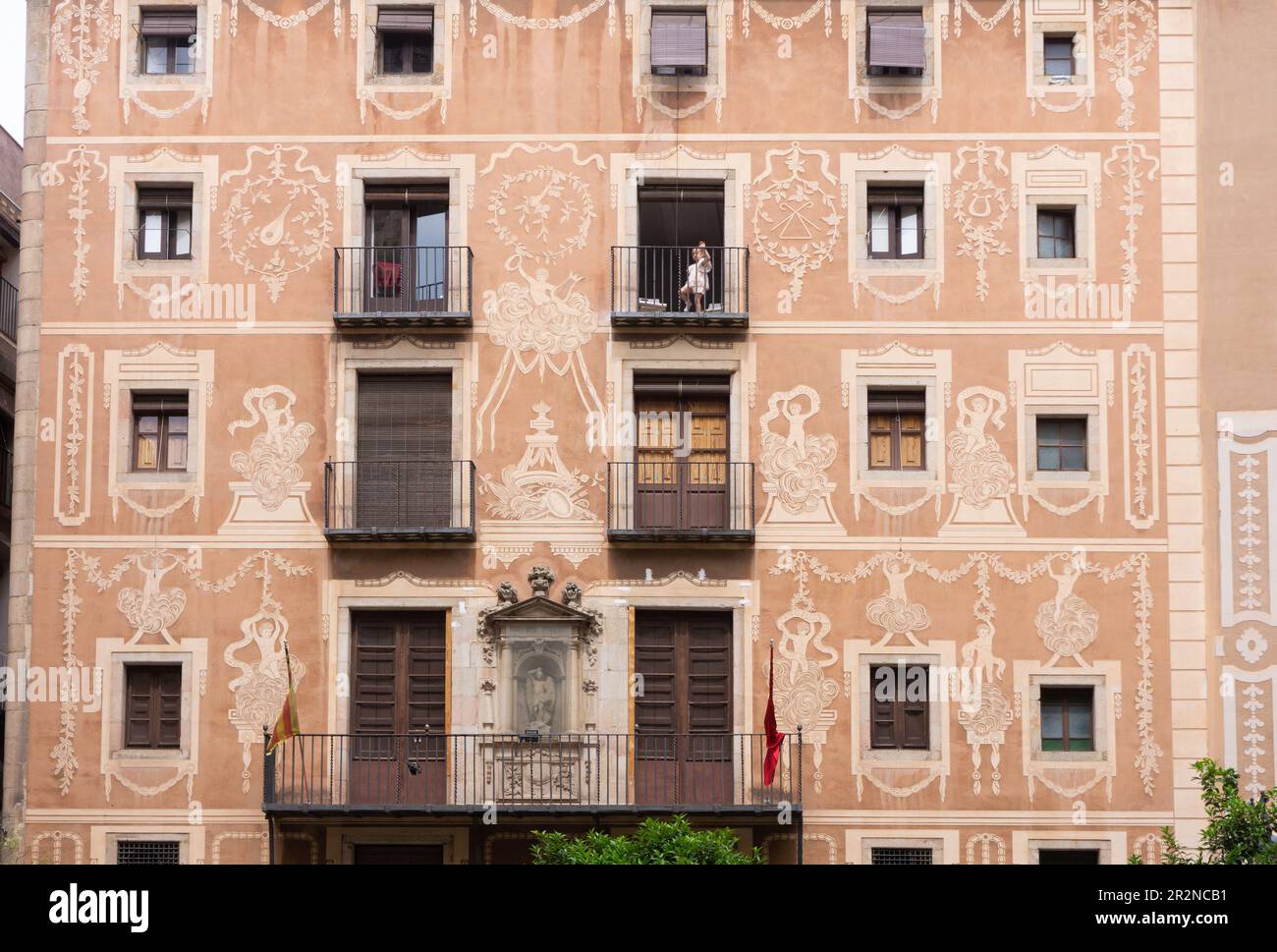 Facciata dell'edificio a Barcellona, con bambino sul balcone. Foto Stock