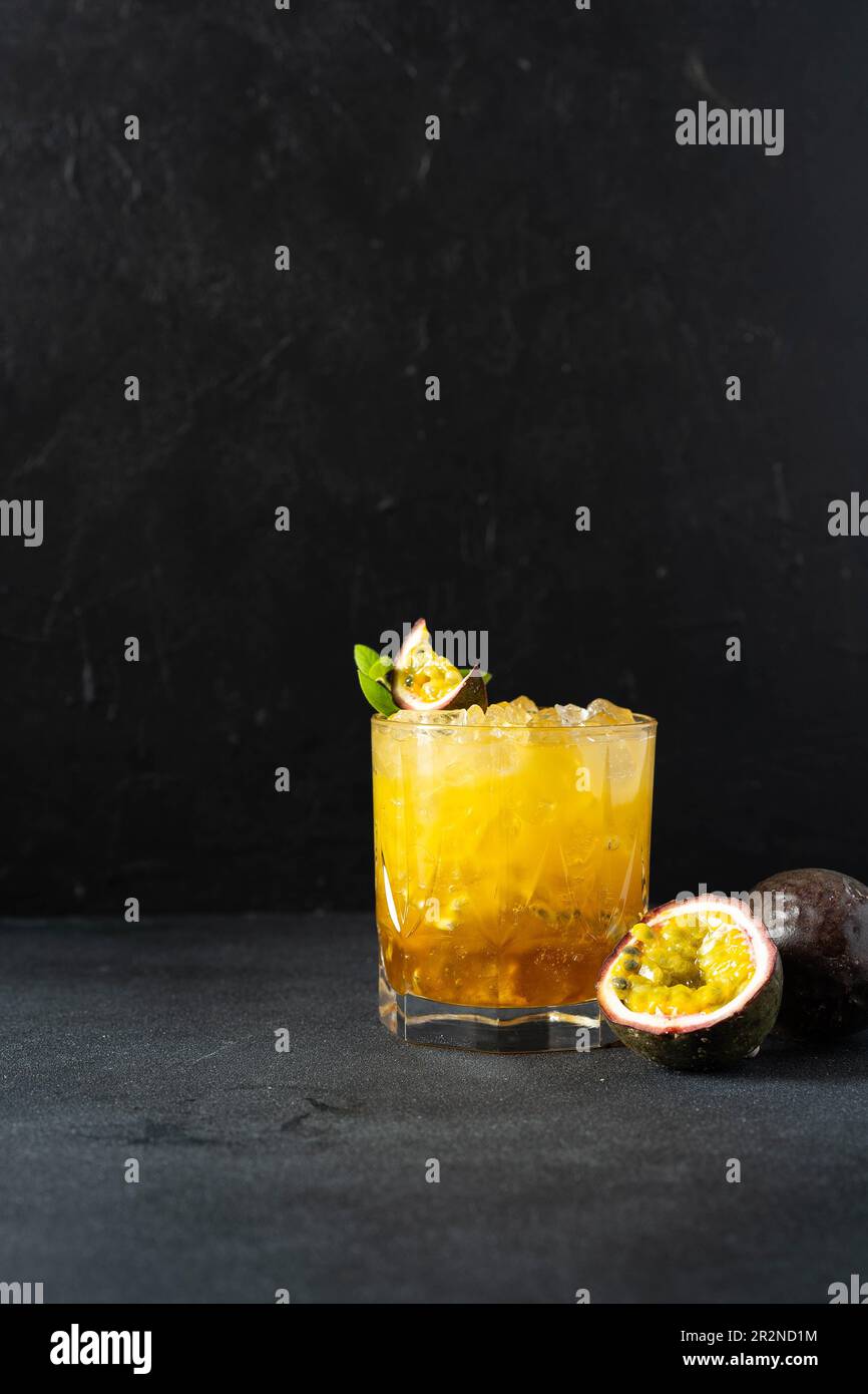 Limonata fredda di frutti di bosco con ghiaccio per una giornata calda. Limonata di frutto della passione. Foto Stock