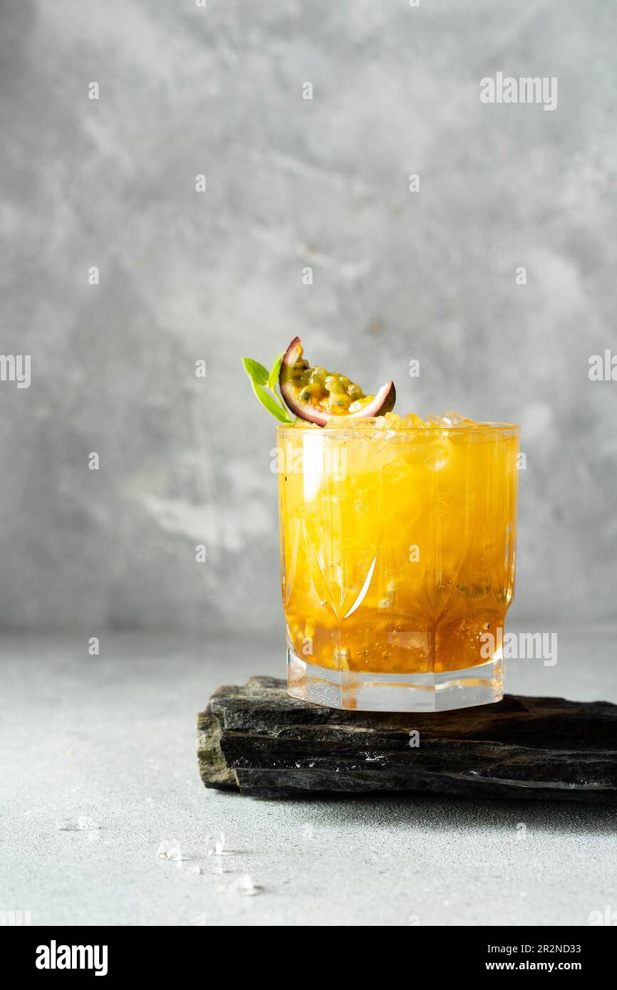 Limonata fredda di frutti di bosco con ghiaccio per una giornata calda. Limonata di frutto della passione. Foto Stock