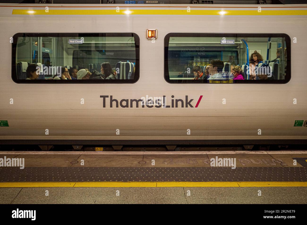 Treno Thameslink - un treno Thameslink passa attraverso la stazione di St Pancras nel suo viaggio da Brighton a Cambridge, attraversando Londra. Foto Stock