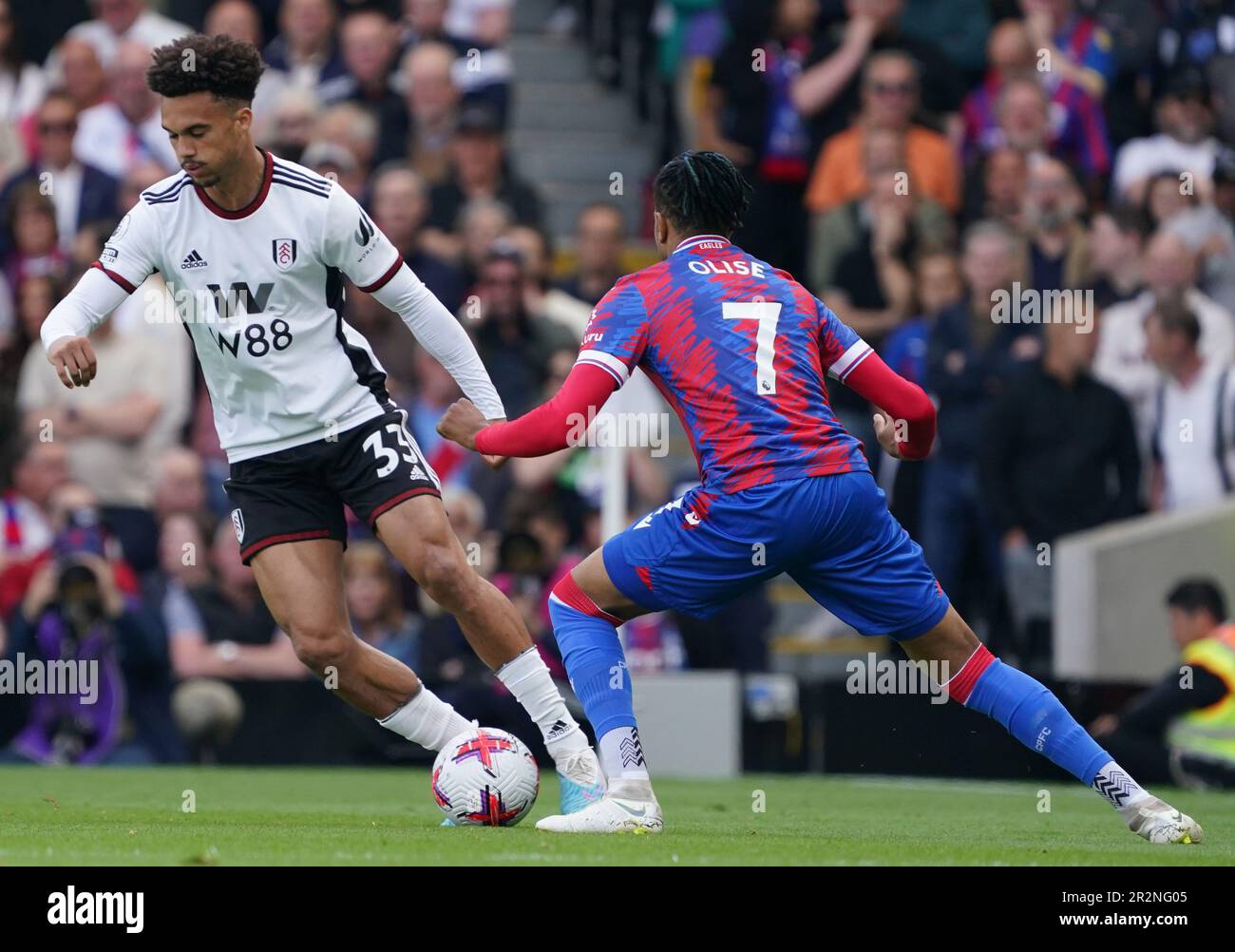 LONDRA, INGHILTERRA - Maggio 20: Antonee Robinson di Fulham e Michael Olise di Crystal Palace che lottano per la palla durante la partita della Premier League tra Fulham FC e Crystal Palace a Craven Cottage il 20 Maggio 2023 a Londra, Regno Unito. (Foto di MB Media/Getty Images) Foto Stock