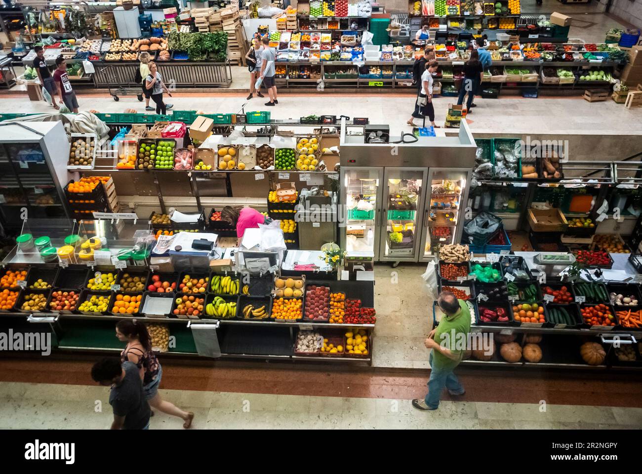 Lisbona, Portogallo, High Angle, Panoramica, persone che fanno shopping all'interno del mercato alimentare locale, "Time Out Market », fruttivendolo all'interno Foto Stock