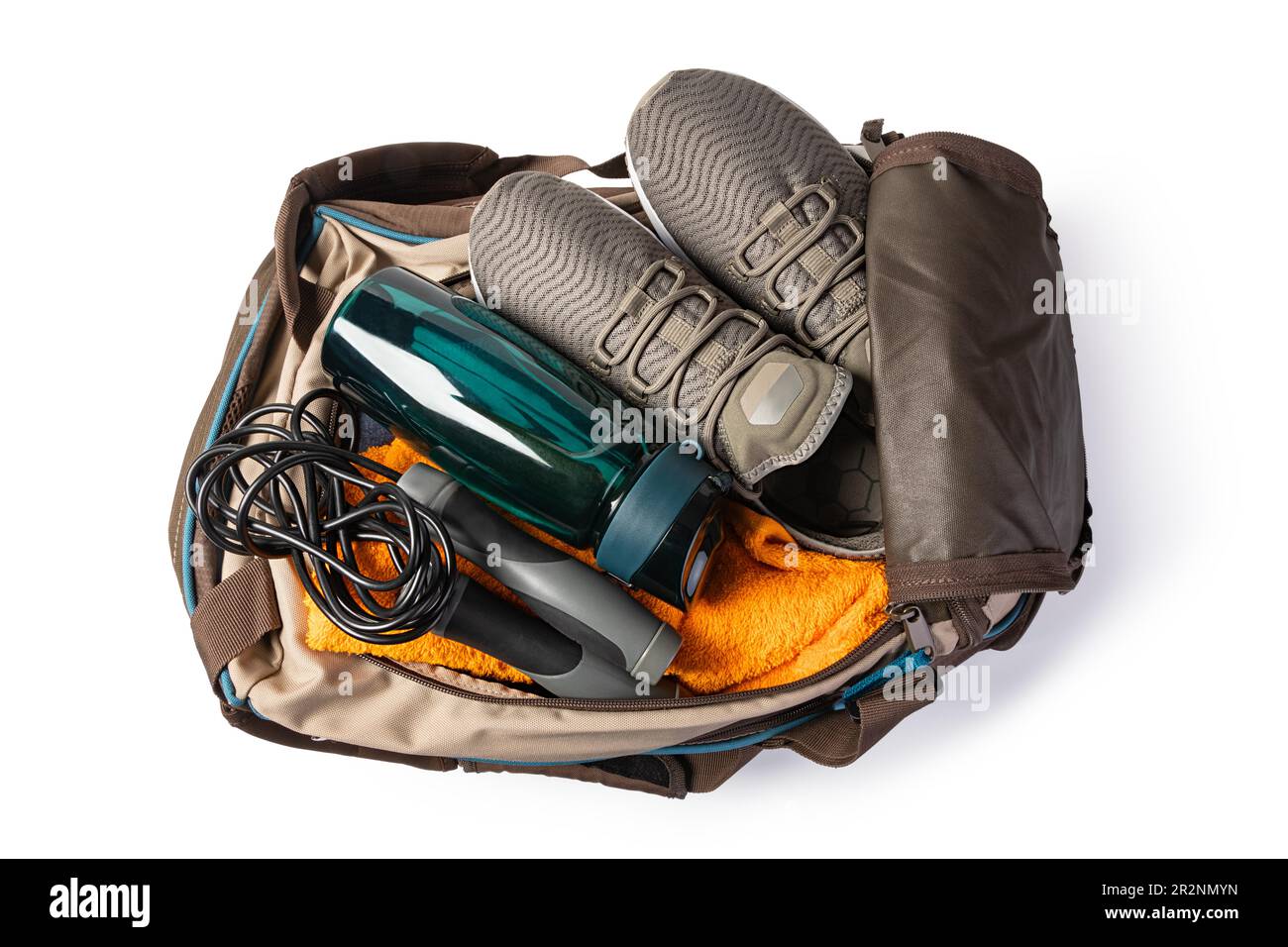 Borsa sportiva con attrezzature sportive isolati su sfondo bianco Foto Stock