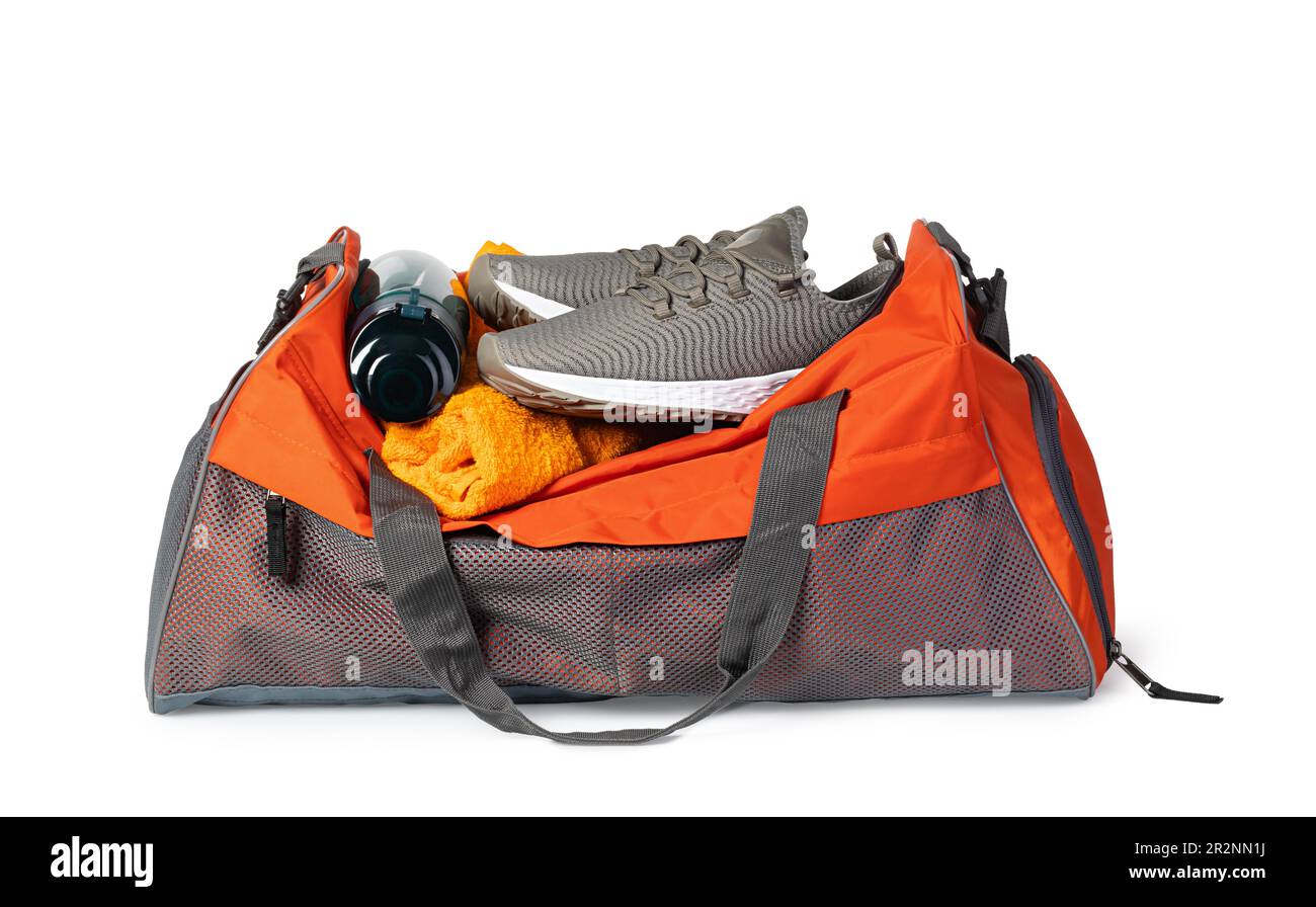 Borsa sportiva con attrezzature sportive isolati su sfondo bianco Foto Stock