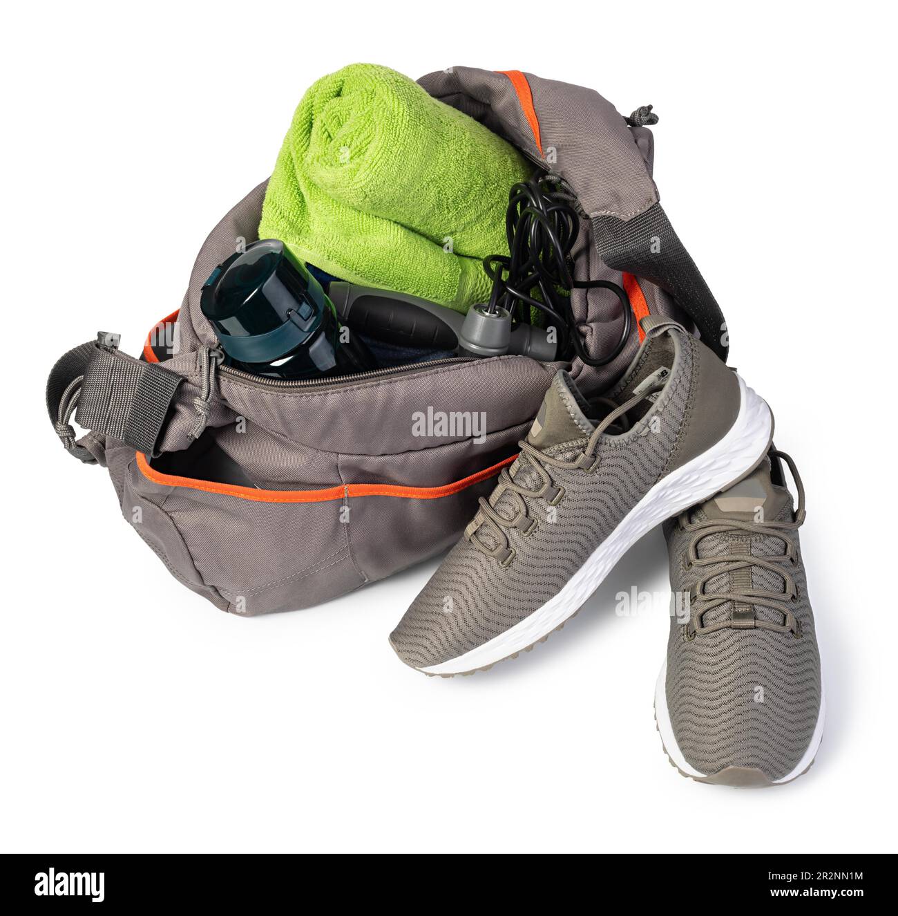 Borsa sportiva con attrezzature sportive isolati su sfondo bianco Foto Stock