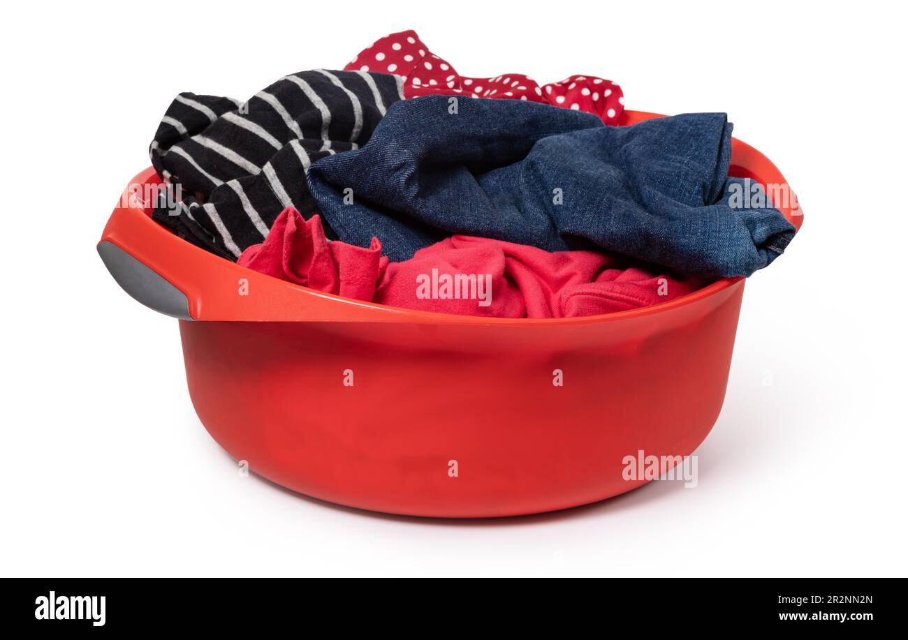 In plastica rosso coppa di lavaggio con abbigliamento isolati su sfondo bianco Foto Stock