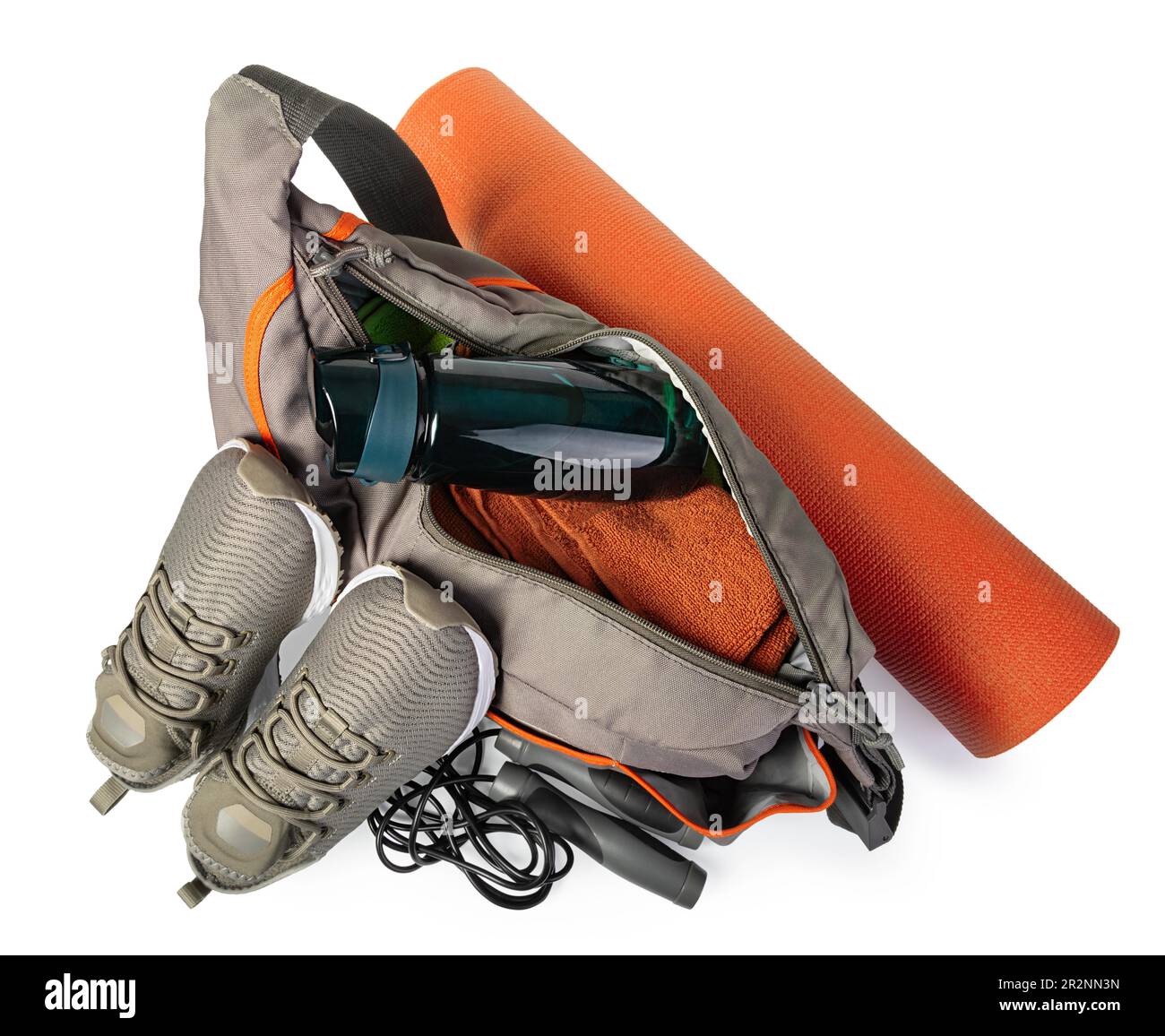 Borsa sportiva con attrezzature sportive isolati su sfondo bianco Foto Stock