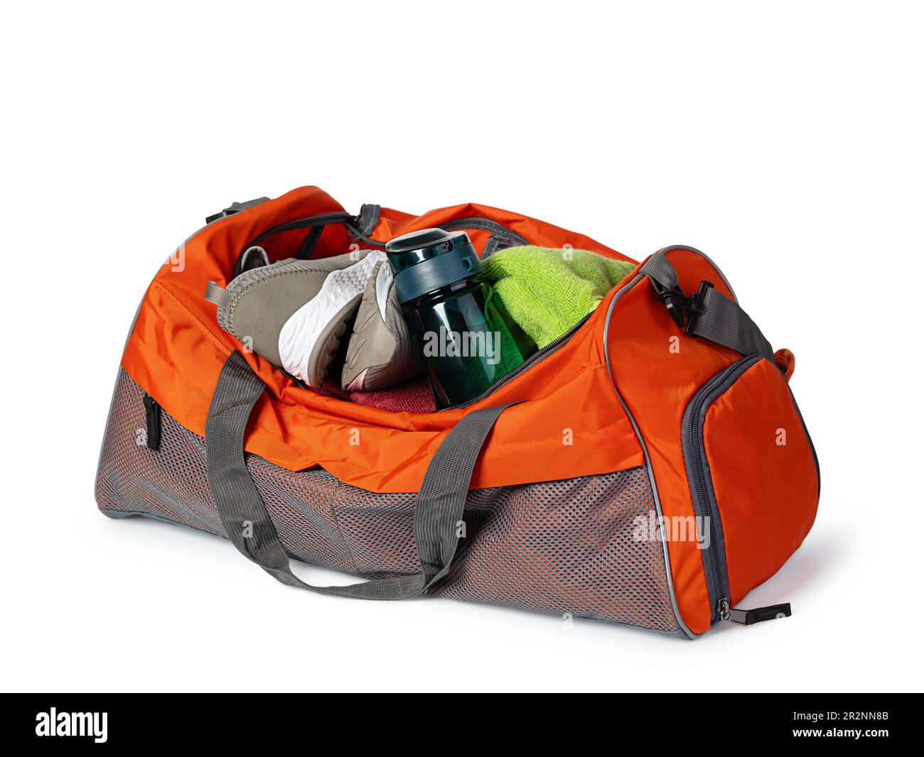 Borsa sportiva con attrezzature sportive isolati su sfondo bianco Foto Stock