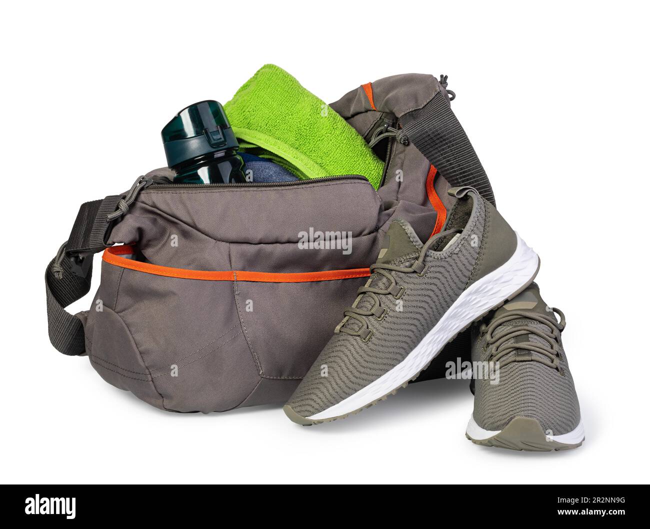 Borsa sportiva con attrezzature sportive isolati su sfondo bianco Foto Stock