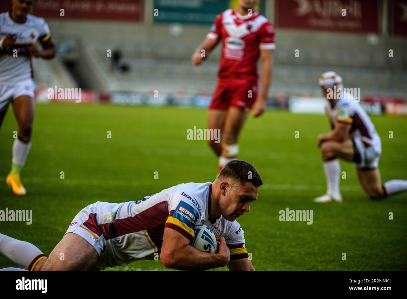 Sam Hewitt dei giganti di Huddersfield apre il punteggio per i giganti durante la partita della Betfred Challenge Cup Sesta Round tra Salford Red Devils e Huddersfield Giants all'AJ Bell Stadium, Eccles, sabato 20th maggio 2023. (Foto: Ian Charles | NOTIZIE MI) Credit: NOTIZIE MI & Sport /Alamy Live News Foto Stock