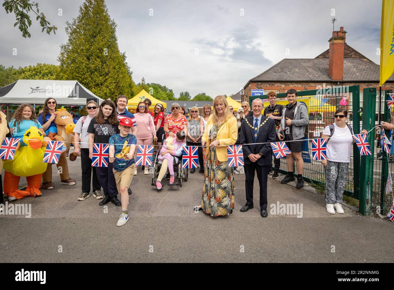 Warrington Disability Partnership ha tenuto un abito elegante 'Walk in the Park-Coronation Edition' per raccogliere fondi per beneficenza. Ogni partecipante ha ricevuto un "li Foto Stock