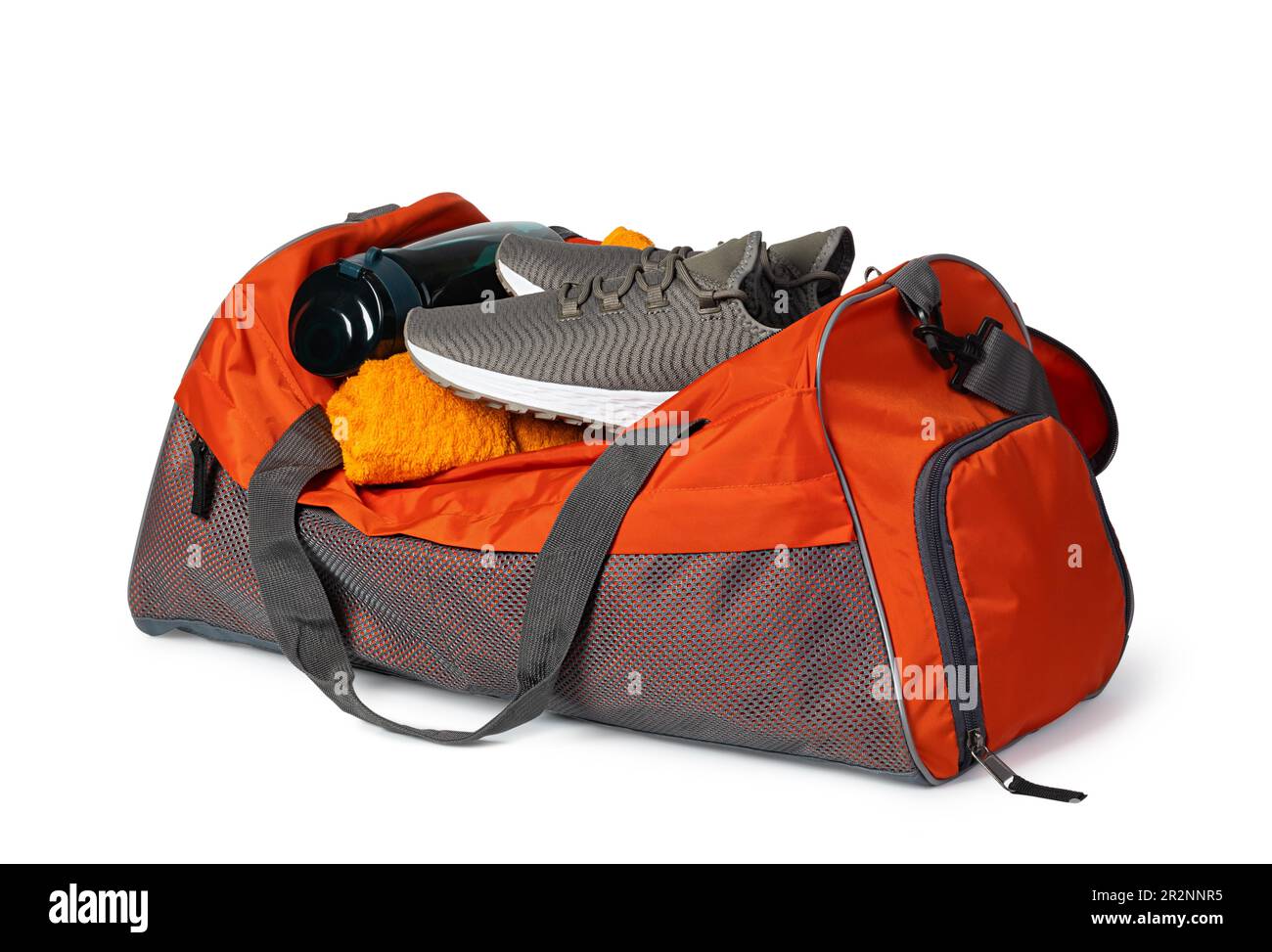 Borsa sportiva con attrezzature sportive isolati su sfondo bianco Foto Stock