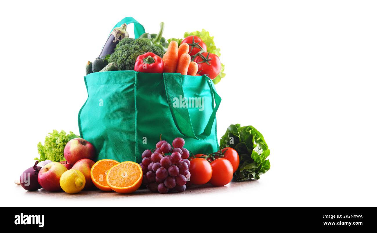 Borsa con verdure e frutta su sfondo bianco Foto Stock