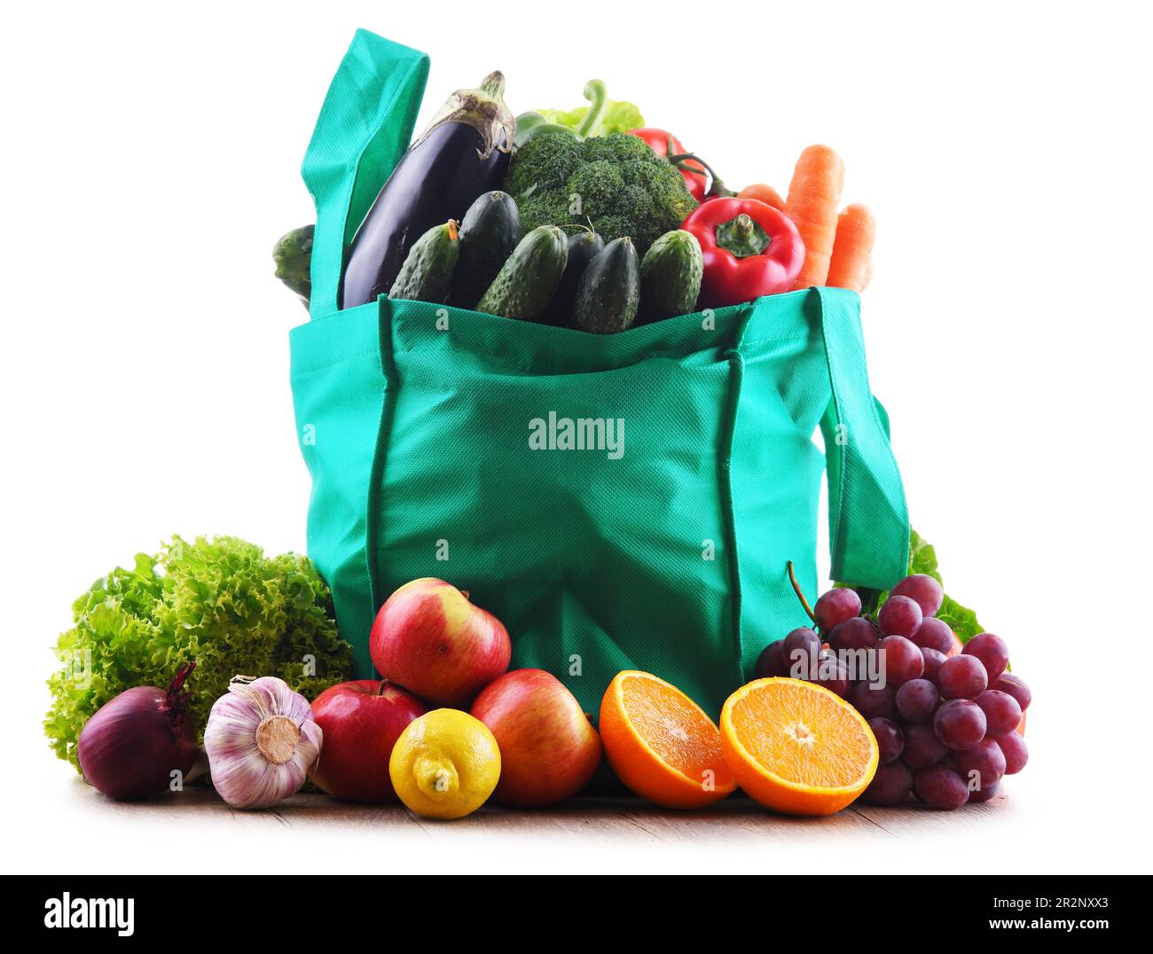 Borsa con verdure e frutta su sfondo bianco Foto Stock