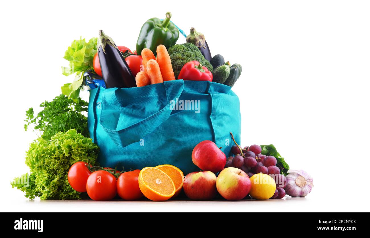 Borsa con verdure e frutta su sfondo bianco Foto Stock