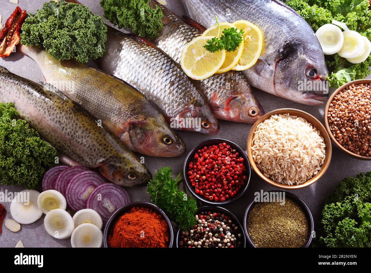 Diversi tipi di pesce sul tavolo da cucina Foto Stock