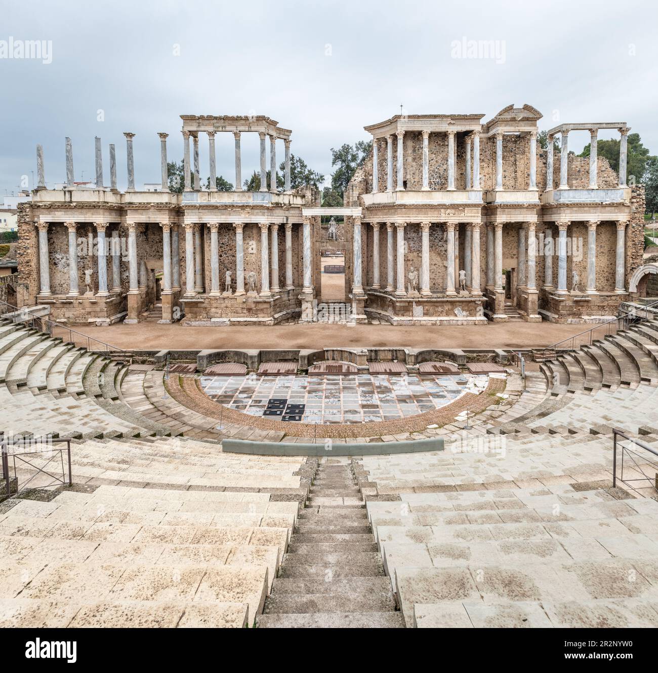 Vista grandangolare del Teatro Romano di Merida in Estremadura, Spagna. Costruito negli anni dal 16 al 15 a.C., è ancora uno dei più famosi e visitati Foto Stock