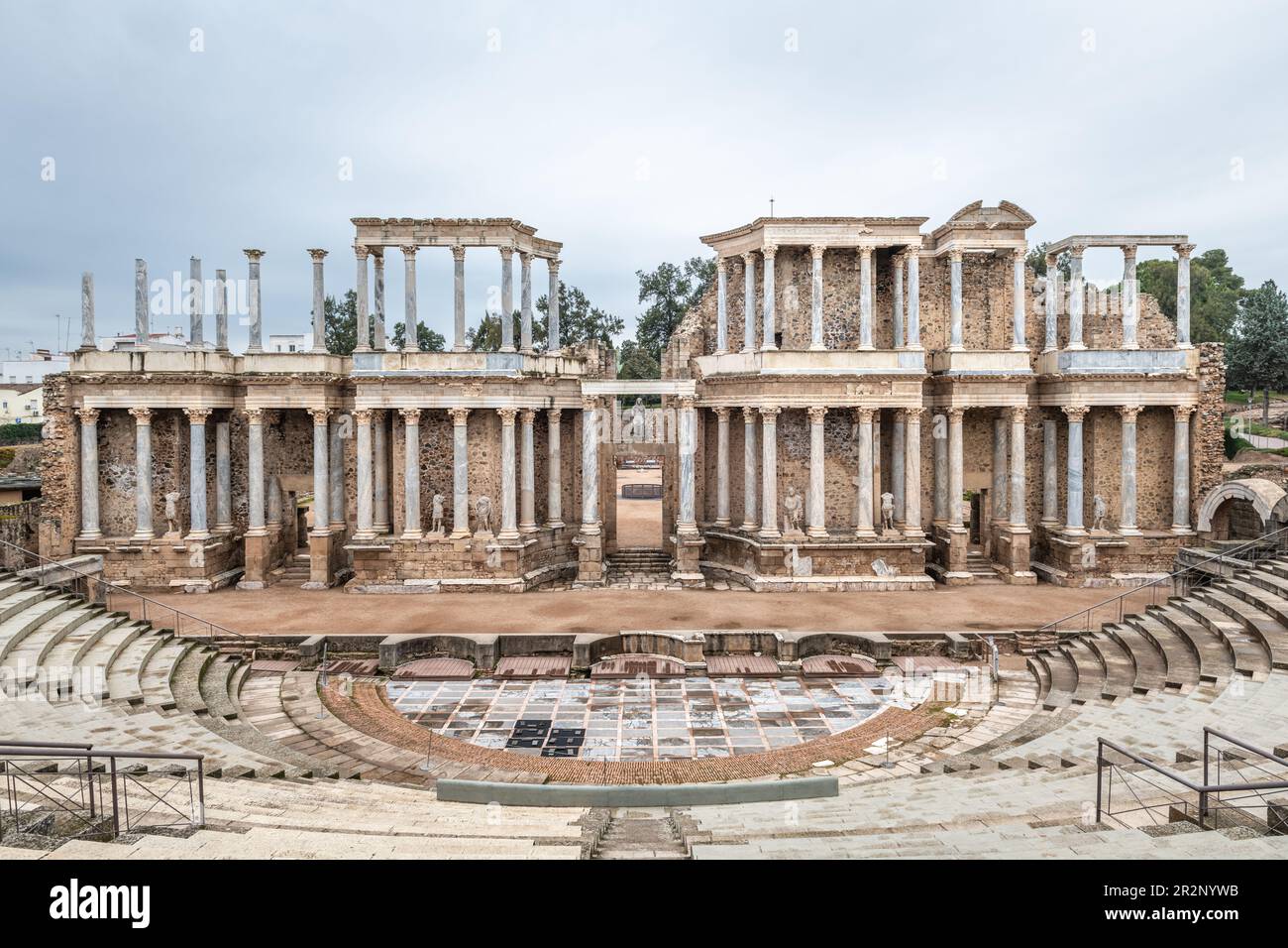 Vista grandangolare del Teatro Romano di Merida in Estremadura, Spagna. Costruito negli anni dal 16 al 15 a.C., è ancora uno dei più famosi e visitati Foto Stock