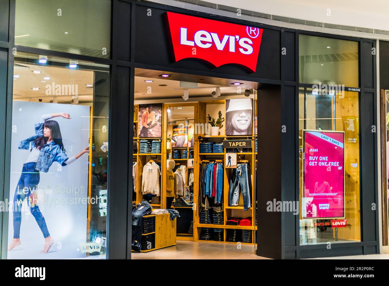 LEVIS FASHION STORE IN INGRESSO EUROMA 2 SHOPPING CENTER A ROMA Foto stock  - Alamy