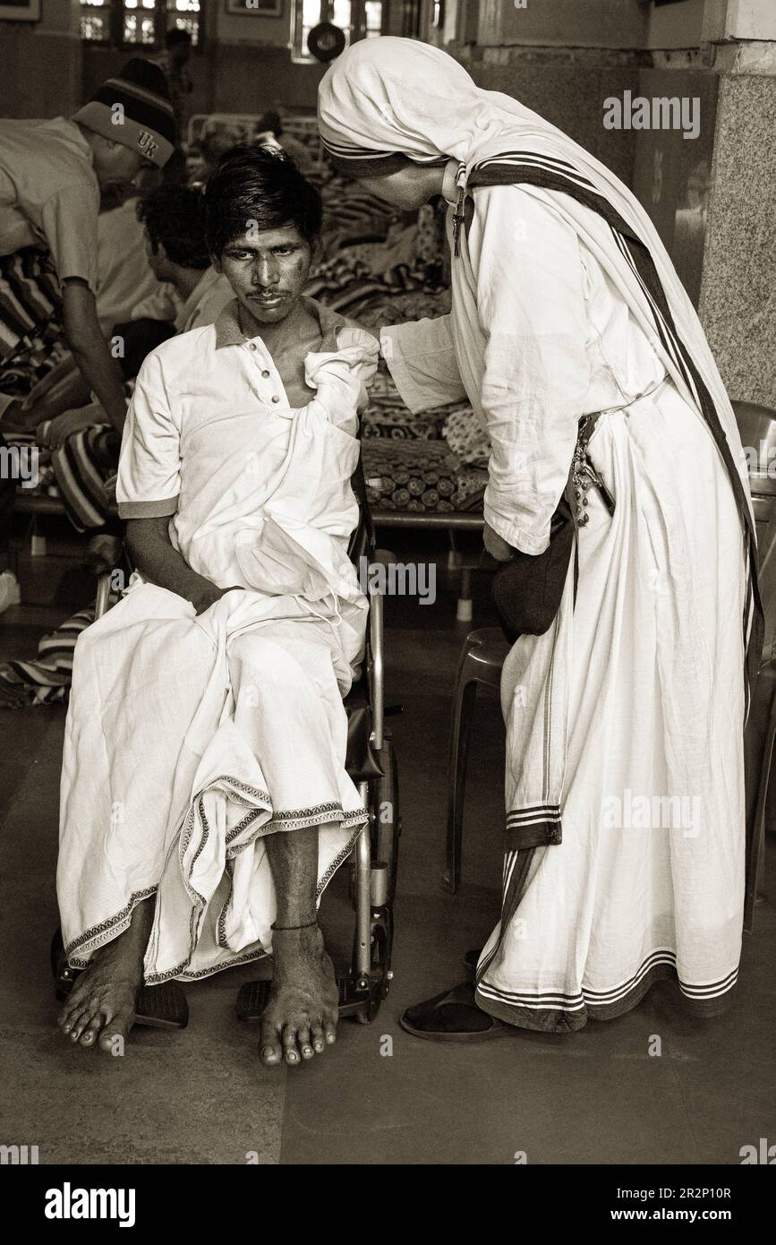 Madre Teresa sorella consolante l'uomo a casa per i moribondi a Kolkata, India Foto Stock