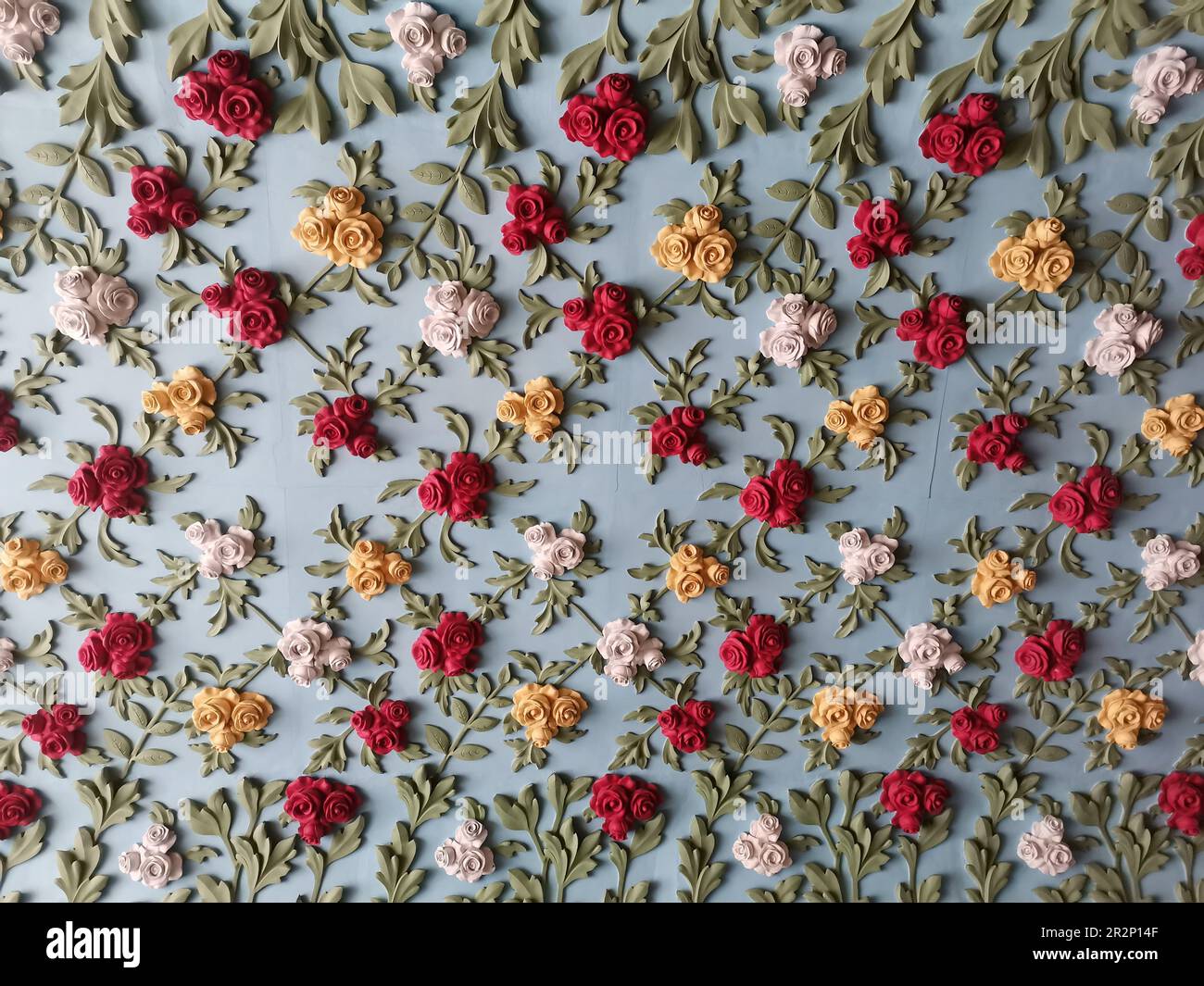 Roses giardino Arch soffitto dettaglio con forme in argilla floreale rosso, giallo e bianco modellare su sfondo azzurro Foto Stock