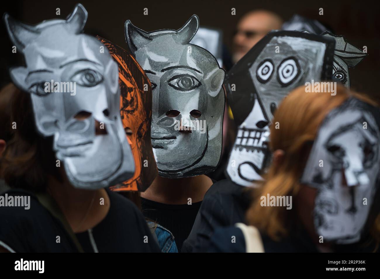 Malaga, Spagna. 20th maggio, 2023. I manifestanti che indossano maschere raffiguranti lo stile Picasso partecipano a una protesta silenziosa fuori dal Museo Picasso, per chiedere migliori condizioni di salario e di lavoro. In coincidenza con 'la Noche en Blanco' (un evento annuale che promuove la cultura con attività culturali gratuite), decine di lavoratori del Museo Picasso di Malaga hanno protestato per chiedere pari retribuzione e condizioni di lavoro come quelle di altri musei del paese. Credit: SOPA Images Limited/Alamy Live News Foto Stock