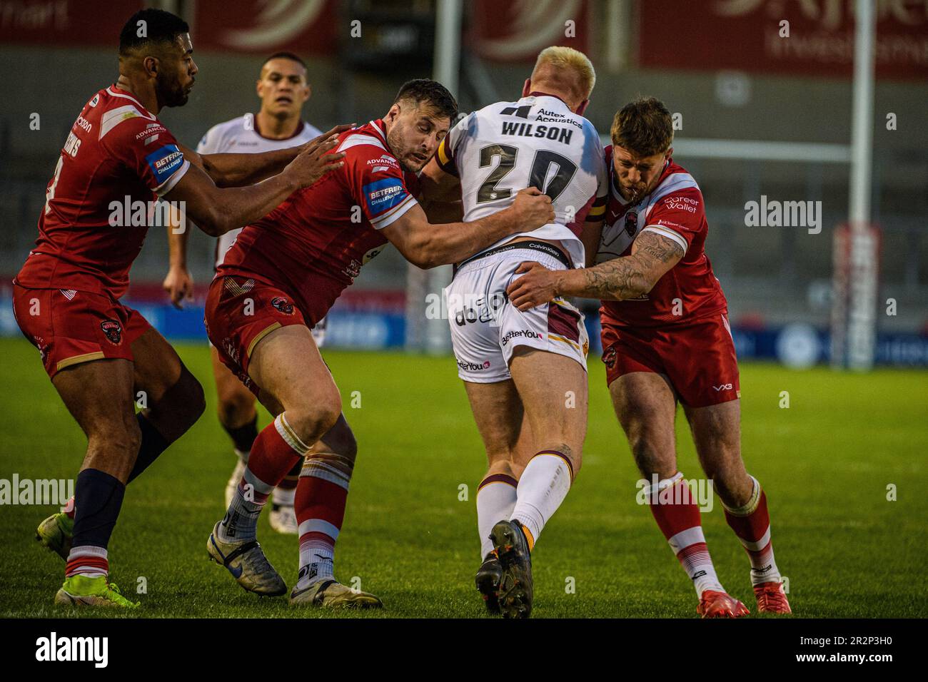 Oliver Wilson dei giganti di Huddersfield viene affrontato durante la partita della Betfred Challenge Cup Sesta Round tra Salford Red Devils e Huddersfield Giants all'AJ Bell Stadium, Eccles, sabato 20th maggio 2023. (Foto: Ian Charles | NOTIZIE MI) Credit: NOTIZIE MI & Sport /Alamy Live News Foto Stock