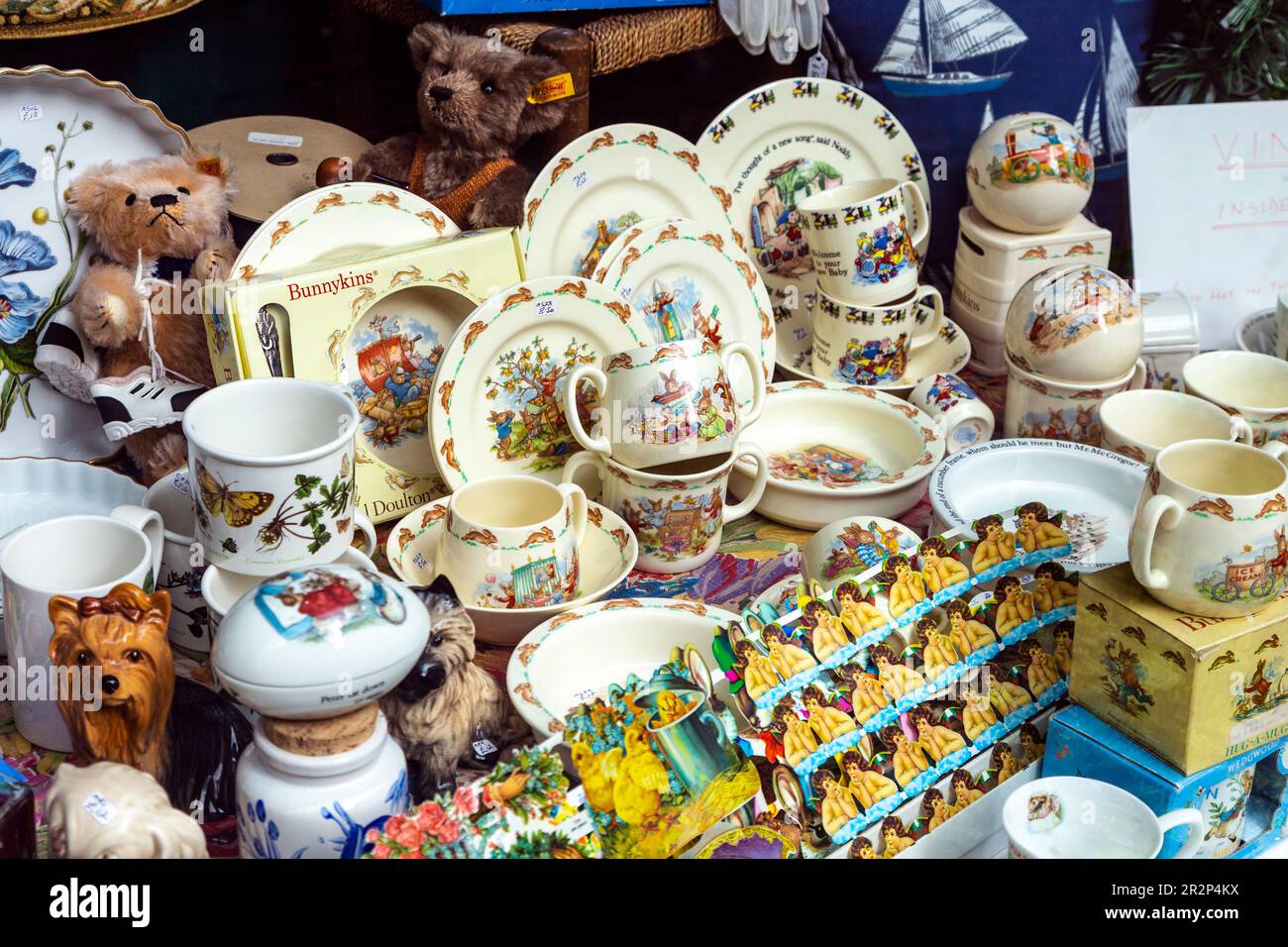 Royal Doulton Bunnykins cina in mostra in un negozio d'epoca su George Street, Hastings, Inghilterra, Regno Unito Foto Stock