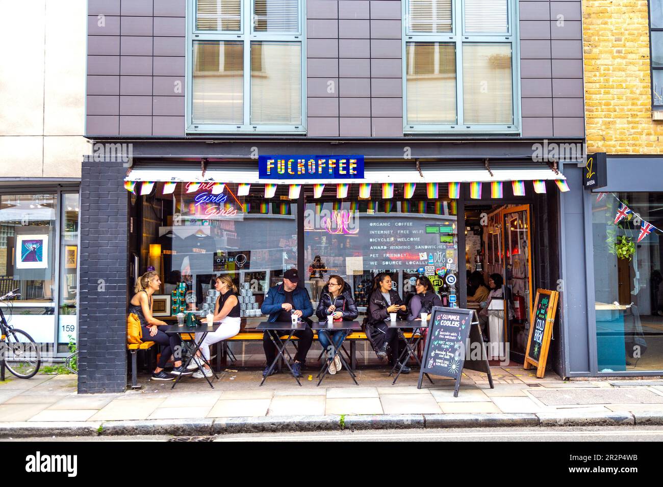 Persone che hanno caffè all'aperto fuori Fuckoffee, Bermondsey Street, Londra, Regno Unito Foto Stock