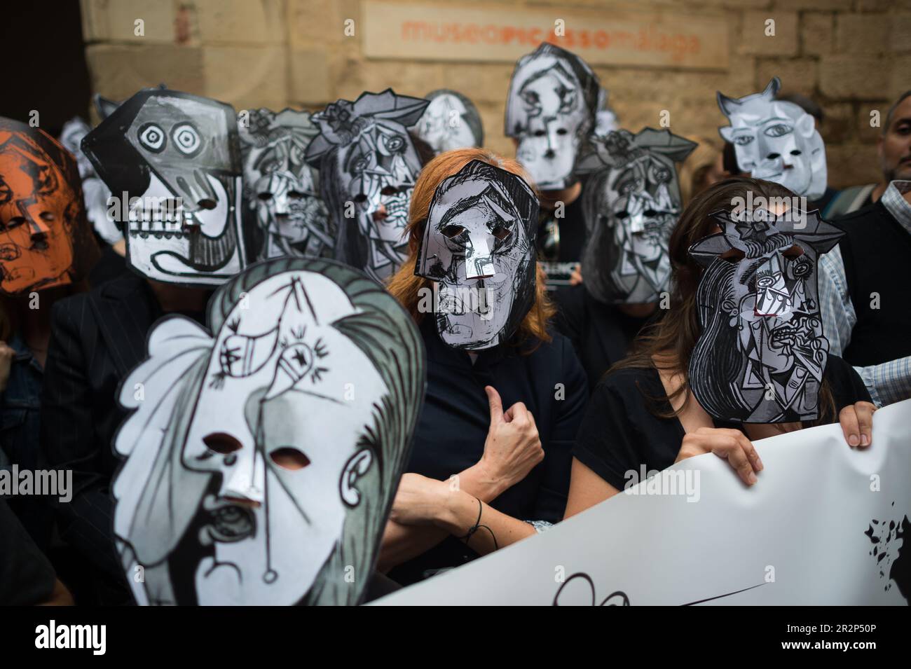 Malaga, Spagna. 20th maggio, 2023. I manifestanti che indossano maschere raffiguranti lo stile Picasso partecipano a una protesta silenziosa fuori dal Museo Picasso, per chiedere migliori condizioni di salario e di lavoro. In coincidenza con 'la Noche en Blanco' (un evento annuale che promuove la cultura con attività culturali gratuite), decine di lavoratori del Museo Picasso di Malaga hanno protestato per chiedere pari retribuzione e condizioni di lavoro come quelle di altri musei del paese. (Foto di Jesus Merida/SOPA Images/Sipa USA) Credit: Sipa USA/Alamy Live News Foto Stock