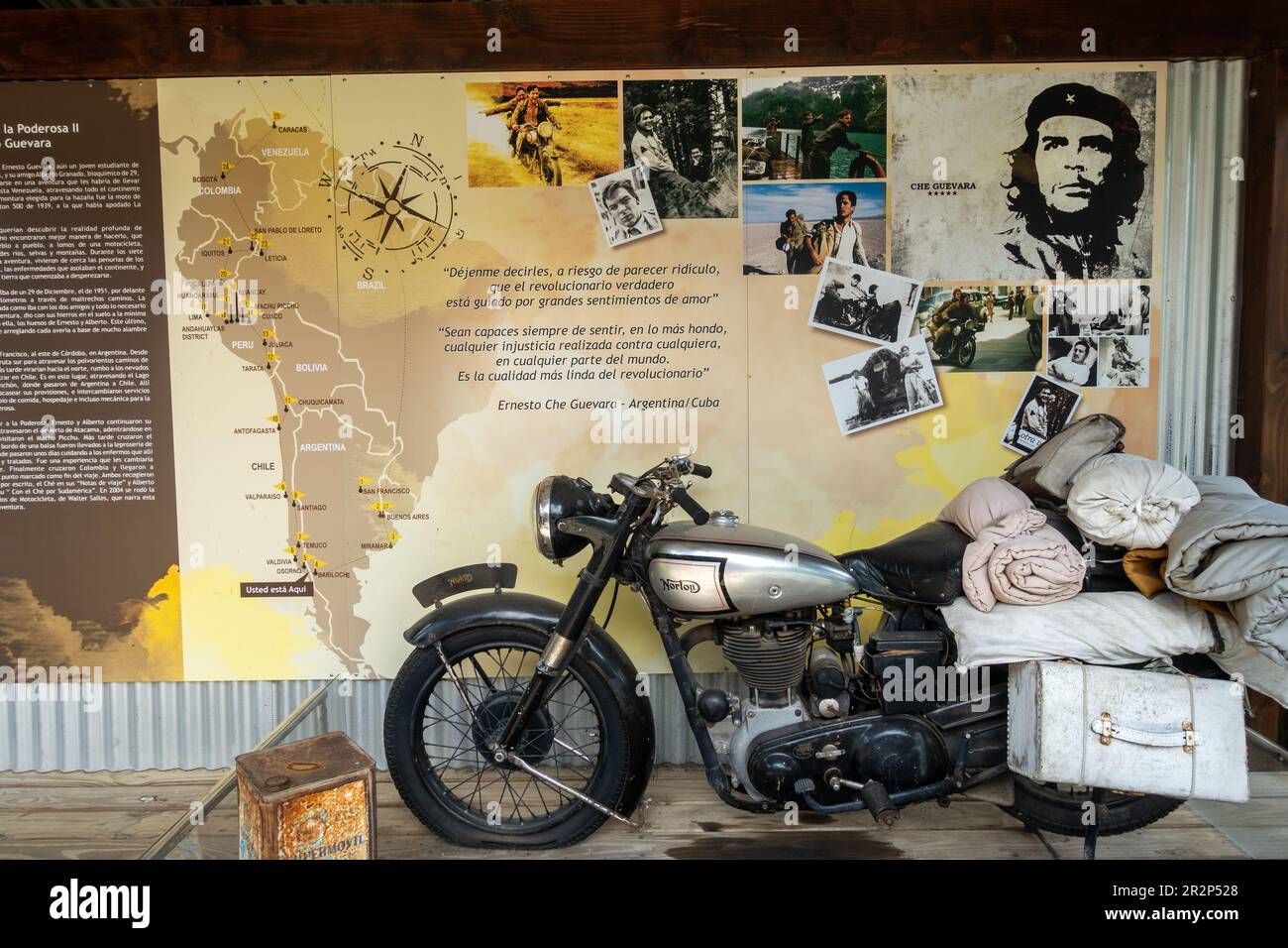 Tavolo informativo con Ernesto che Guevara, famoso leader argentino del ribelle, attrezzature e moto. Paso International Perez Rosales Border Crossing Foto Stock