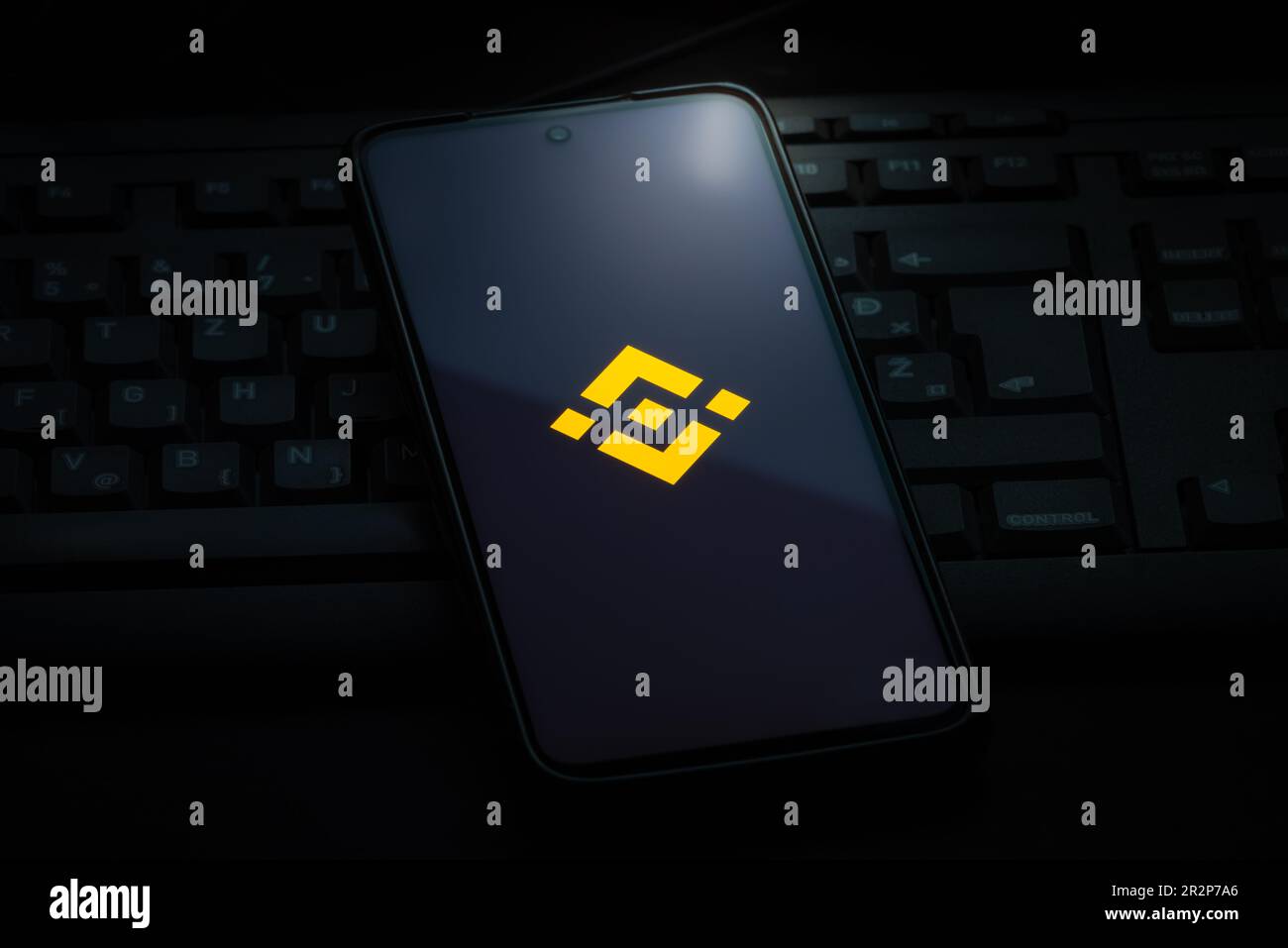 Ljubljana, Slovenia - 21 gennaio 2023: Logo Binance Exchange sullo schermo dello smartphone che si trova sulla tastiera del computer Foto Stock