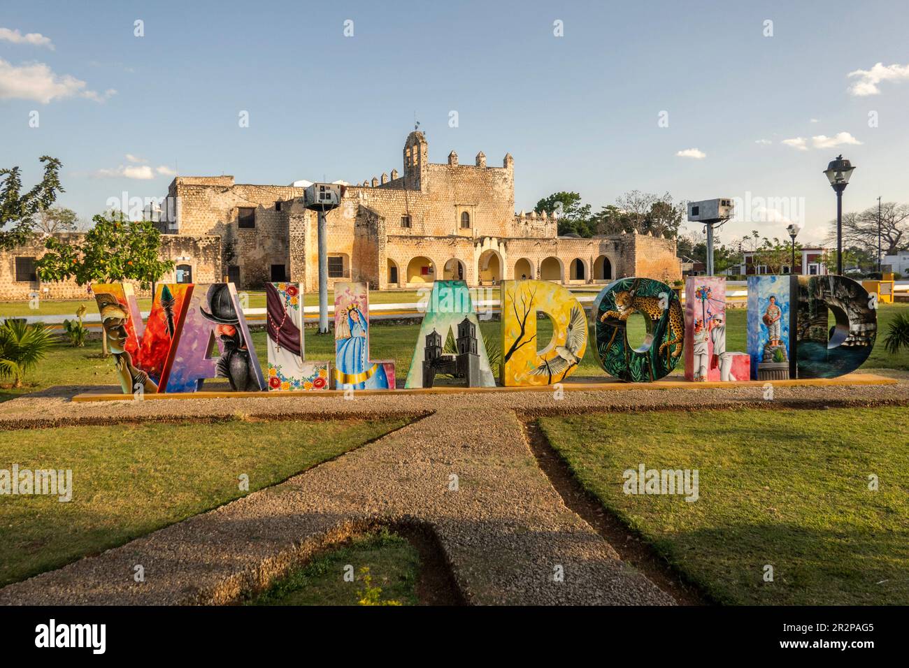 Grandi lettere che descrivono Valladolid in un parco nel quartiere Sisal di Valladolid, Yucatan, Messico Foto Stock