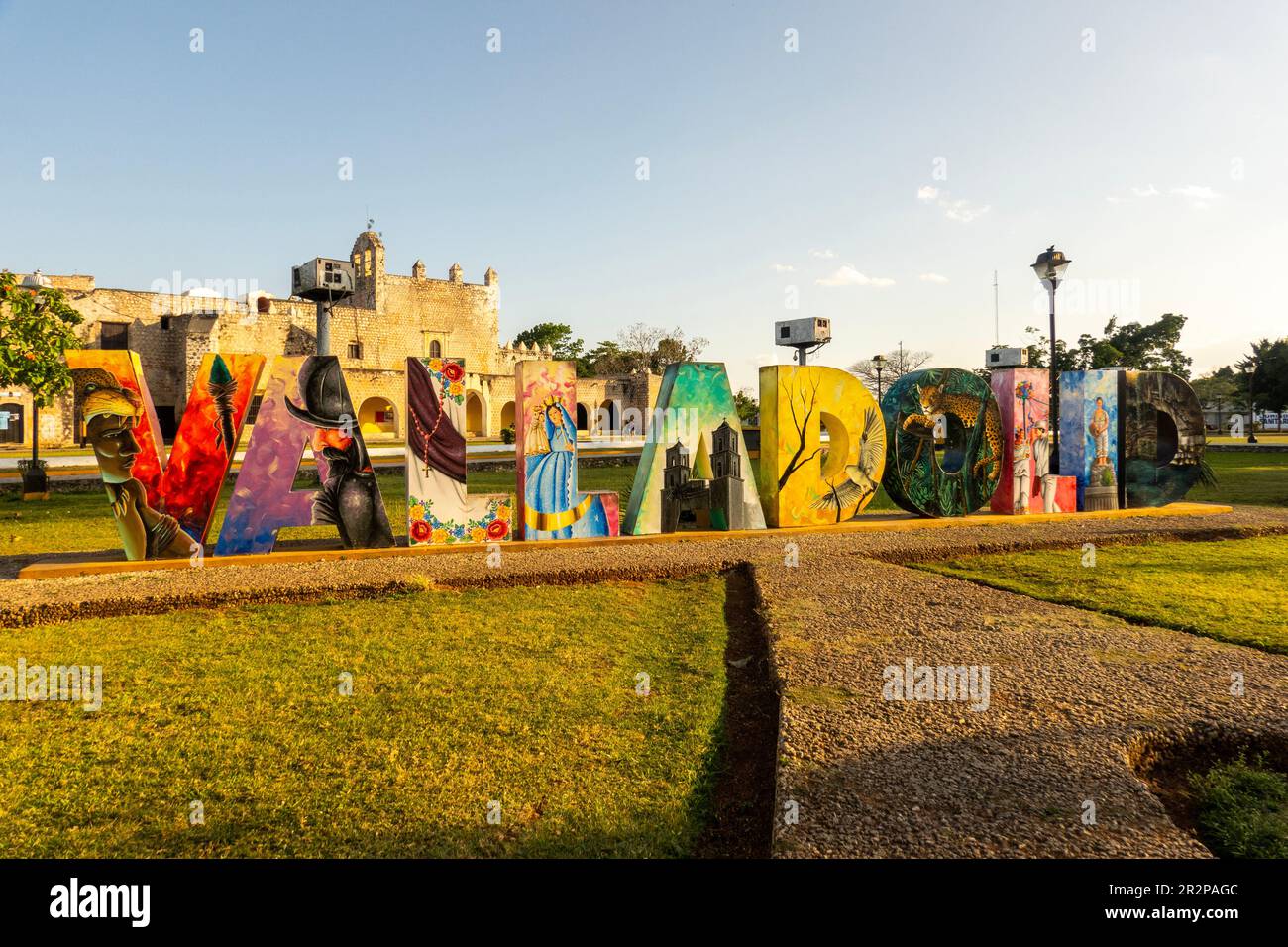 Grandi lettere che descrivono Valladolid in un parco nel quartiere Sisal di Valladolid, Yucatan, Messico Foto Stock