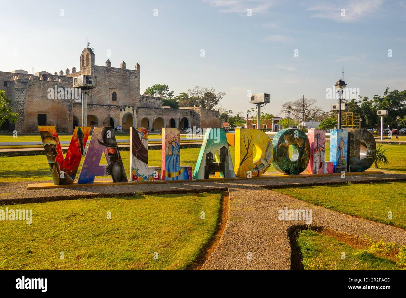 Grandi lettere che descrivono Valladolid in un parco nel quartiere Sisal di Valladolid, Yucatan, Messico Foto Stock