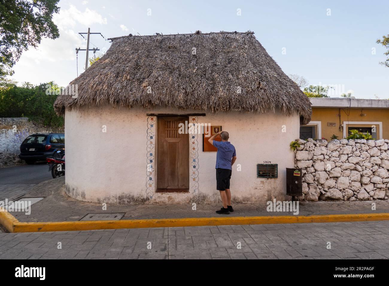 Di fronte a una piccola casa maya conservata e restaurata fatta di materiali nel quartiere di Sisal Valladolid, Yucatan, Messico Foto Stock