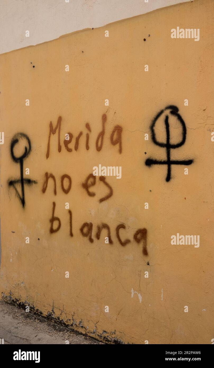 Merida no es blanca, graffiti di protesta su un muro nel quartiere Centro di Merida Yucatan Messico Foto Stock