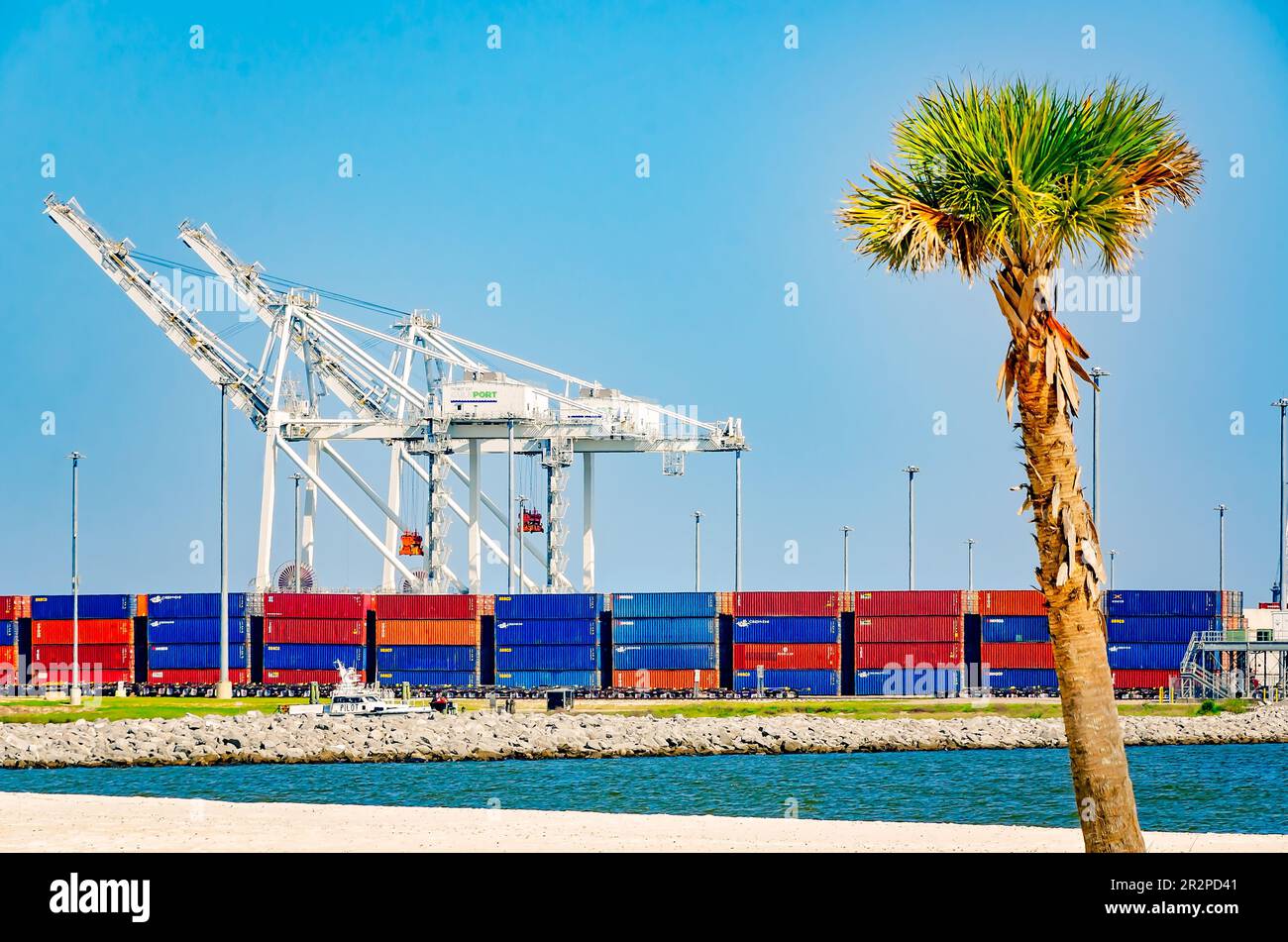 I contenitori di spedizione sono impilati al porto di Gulfport, 13 maggio 2023, a Gulfport, Mississippi. Il porto è stato fondato nel 1902. Foto Stock